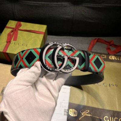 特 古奇，宽4.0Cm， 新款 经典双g标识是gucci系列产品的标志性象征，这一设计元素与富有趣味感的十字交叉印花匠心呈现在这款黑色皮革腰带上。红绿配色呈现品
