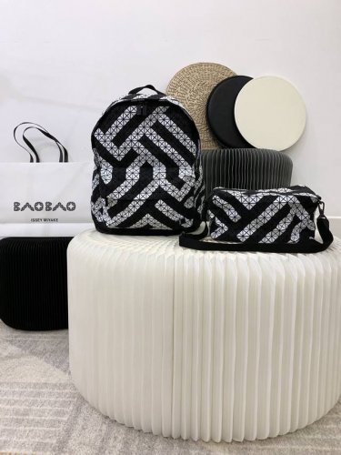 大货已出跑量 原单 #最In单品# Issey Miyake Baobao 三宅一生背囊 正品开模，香港6千多购回，一对一五金，面料，细节全对版开模，此款书包的