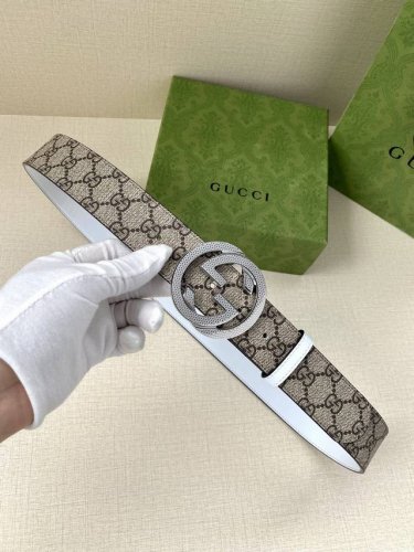 特 宽度4.0 Cm Gucci Gg Marmont系列每一季都会推陈出新，为灵感源于70年代的标志性Gg配件注入现代精髓。这款Gg Supreme帆布腰带反