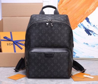顶级原单～M43186风格休闲而精致，此款Apollo双肩包采用柔软的Monogram Eclipse涂层帆布面料，是风格与功能的完美结合。拥有一系列独特设计细