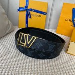 寬40Mm 同步新款！Lv Shape雙面腰帶以全新togo荔枝紋小牛皮 壓花絲印而成的藍色大logo圖案 搭配亮光lv Shape搭扣 外形時尚.正裝和便裝皆