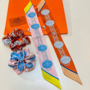 爱马仕Hermes ，名人电梯Twilly小丝巾发圈可拆两用 Twilly小丝巾这款小巧的丝巾配饰佩戴方式千变万化，可为您的日常造型增添灵动妙趣！