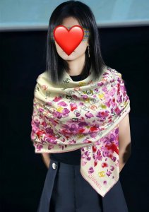香奈儿 2025双面同色印花 太美了 经典茶花帽子设计优雅风 ~气质到骨子里 香奶奶新一季的面料超高级，真心超级柔软，丝丝顺滑 韧性很强 不容易被轻易勾丝！今年