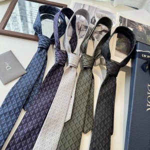 Dior家新款领带 Dior男士蚕丝藤格纹领带 稀有展现精湛手工与时尚优雅理想选择，这款采用Do家经典且具有标志性的格纹领带，以同色调手法演绎的更显雅致风尚 让