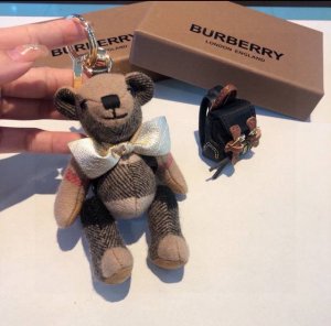 Burberry代工厂P小熊挂件治愈熊，背上泰迪熊钥匙扣挂件 温柔到心里 准备已久、精致自留 ！ 内部填充物与专柜一致，手感真的很赞 五金扣全部采用电镀工艺，四