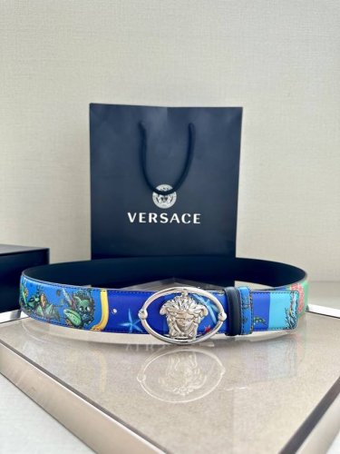 宽度4.0Cm Versace 范思哲 这款柔软鳄鱼皮饰带搭配一枚椭圆形美杜莎带扣。腰带饰有一枚金属圈环，宛如点睛之笔，本季标志性的Versace饰件点缀其上，