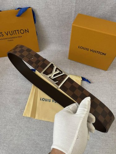 特 男装艺术总监 Virgil Abloh 为自己设计的 Lv Pyramide 搭扣增添简明框架，令 Lv Pyramide Frame 4.0宽腰带成为品牌