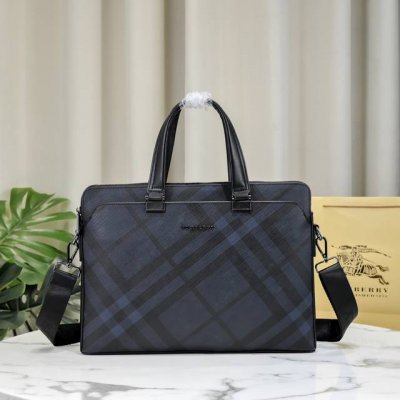 型号:8821巴宝莉Burberry 专柜热销爆款男包，原版质量，原版牛皮搭配高档进口五金，皮质舒适，手感超好 版型更正，实物更美！ 尺寸38-28-6 蓝色