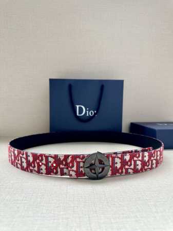 特 P190 宽度3.5Cm 这款不锈钢金属腰带扣来自 Dior And Stone Island 限定系列，突显联名系列标志，Stone Island 的经典 - 点击图像关闭