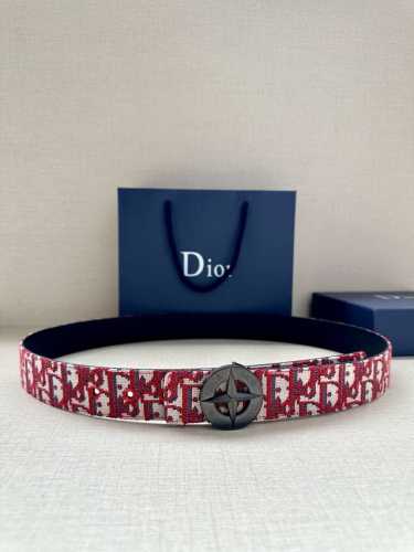 特 P190 宽度3.5Cm 这款不锈钢金属腰带扣来自 Dior And Stone Island 限定系列，突显联名系列标志，Stone Island 的经典