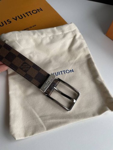 腰带皮带 Lv 3.5Cm宽全新入门级款式，丰富了帆布腰带系列，同时饰有damier Grapgite格纹。Damier帆布腰带，小牛皮内衬、明亮镀钯黄铜搭扣、