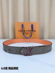 Louis Vuitton 4.0厘米经典皮带，灰色老花涂层帆布搭配彩色金属钢扣，Lv标识彰显品牌底蕴。精湛工艺铸就奢华质感，橙色购物袋包装尽显尊贵。宽度适中，