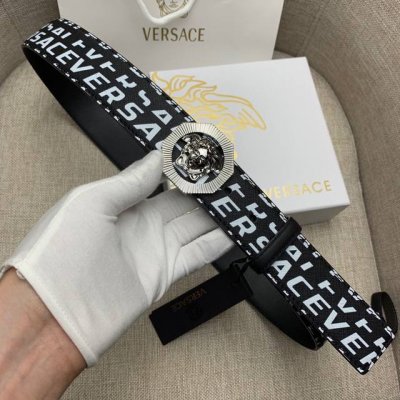 宽度4.0Cm Versaec饭范思哲此款时尚平纹腰带由柔软的小牛皮革制成，饰有立体美杜莎搭扣。