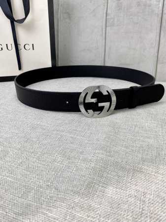 宽度3.8Cm Gg Marmont系列每一季都会推陈出新，为灵感源于70年代的标志性原版gg6.0Cm钢扣配件注入现代精髓。这款双色头层牛皮腰带 给你带来更多 - 点击图像关闭