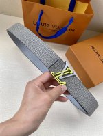 特 Lv Shape Mng Climbing 双面腰带向攀岩运动汲取灵感，以喷绘 Monogram Climbing 图案表现崎岖岩石的粗粝纹理，翻转可见沉稳