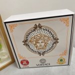 品名：Versace.范思哲 自动带 材质：原单牛皮腰带 百分百头层牛皮腰带保证真皮，24K纯钢扣，专柜原单品质、做工精细，时尚大牌，送人自用首选 包装： 请认