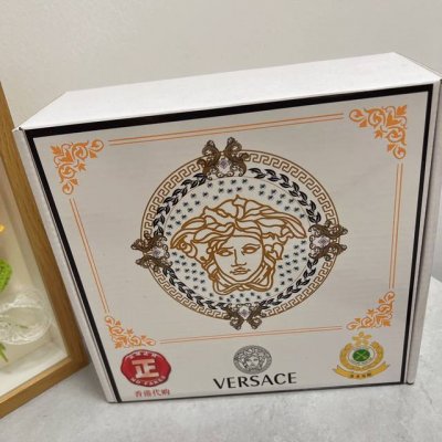 品名：Versace.范思哲 自动带 材质：原单牛皮腰带 百分百头层牛皮腰带保证真皮，24K纯钢扣，专柜原单品质、做工精细，时尚大牌，送人自用首选 包装： 请认