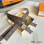 寬：30Mm 驢家秋季最新品 特別限定女士腰帶 寬度3Cm 雙面可用 最新定制面料，進口小牛皮底，搭配精緻小四方掛扣和三葉草包頭五金。