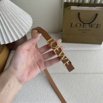 特 罗意威新款光滑牛皮革腰带，饰以金属Loewe标志，宽1.5Cm，五孔调节。颜色：土黄色