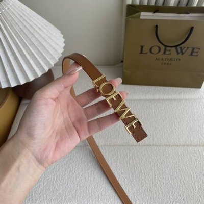 特 罗意威新款光滑牛皮革腰带，饰以金属Loewe标志，宽1.5Cm，五孔调节。颜色：土黄色