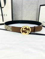 宽度4.0Cm Gucci 这款腰带在春夏系列中惊艳亮相 采用以标志性米色 乌木色组合呈现的品牌双G精品钢扣字母交织图案 与黑色皮革材质相得益彰 双G搭扣采用做