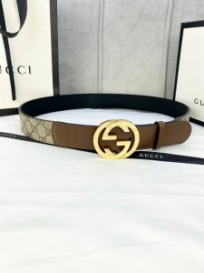 宽度4.0Cm Gucci 这款腰带在春夏系列中惊艳亮相 采用以标志性米色 乌木色组合呈现的品牌双G精品钢扣字母交织图案 与黑色皮革材质相得益彰 双G搭扣采用做