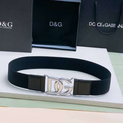 Dg 搭扣勾扣开合 徽标弹力腰带，全新弹力饰品腰带 点缀小牛皮细节，凸显腰身之美 风格干练摩登，浅金色、银色 电镀金属 Dg 徽标搭扣 4Cm 尺寸S M L
