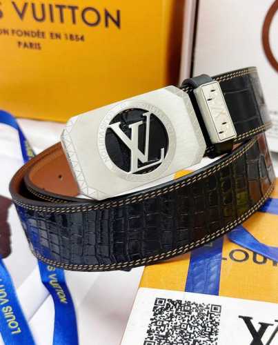 皮带：Lv..路易..威登顶级原单复刻. 腰带：百分百头层牛皮，保证真皮。雕花镂空设计24K纯钢扣.永不掉色进口原厂鳄鱼皮纹路.纯手工双线缝制工艺双面两用专柜同