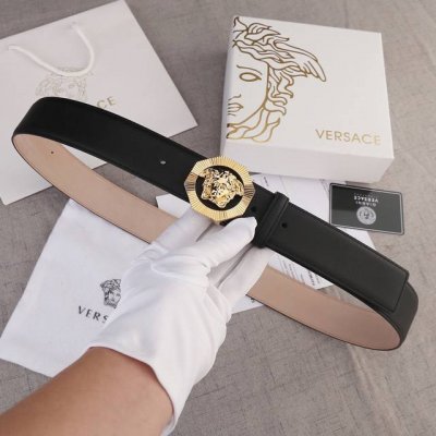 宽度4.0Cm。Versace 范思哲 此款腰带饰有标志性的Versace美杜莎头像带扣，彰显品牌格调。是一款精美的衣橱必备单品。