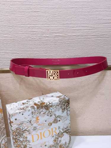 Dior Miss Dior Graffiti 图案腰带 25毫米光滑牛皮 金色饰面 Miss Dior Grafiti 图案腰带扣 内侧饰以 Christia
