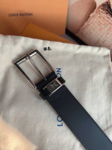 Vendome腰带以牛皮勾勒流畅线条，流露出沉稳商务格调。金属搭扣闪烁莹润光泽，字母铭纹标注品牌身份。35㎝