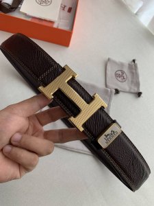 品名： 爱玛仕.Hermes原单 型号：双面使用挂扣，图片实物拍摄 材料：双面头层牛皮，挂扣系列，纯钢质扣头，钯镀电镀工艺永不掉色。带身可双面使用，双面纹，专柜