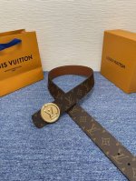 品牌 Lv 4．0Cm 特 描述 这款饰有Lv带扣的腰带配以水牛皮衬里，覆以Monogram 牛皮。展现细腻的品牌特质，是牛仔裤的理想配件 Lv字母带扣 Mon