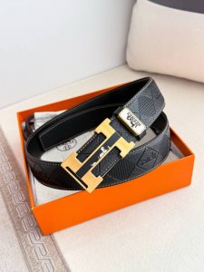 品名： 爱玛仕.Hermes腰带 皮带 原单 型号：挂扣，经典纯钢材质扣头，双面头层牛皮，图片实物拍摄 材料：双面头层牛皮，挂扣系列，纯钢材质扣头，镀钯电镀工艺