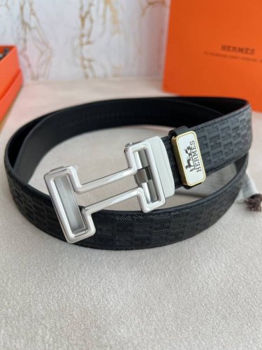 品名：爱马仕.Her..Mes自动扣皮带 腰带 型号：自动带身，纯钢经典自动扣，自动带身 腰带：百分百头层牛皮，自动带身，保证真皮。24K纯钢扣永不掉色专柜同等