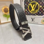品名：Lv..路易..威登 材质：原单牛皮腰带 百分百头层牛皮腰带保证真皮，24K纯钢扣，专柜原单品质、做工精细，时尚大牌，送人自用首选 包装： 请认准如图专柜
