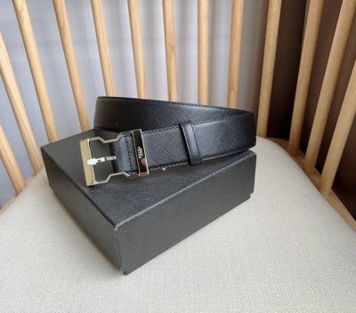 Prada 普拉达 专柜最新款 这款腰带搭配刻印徽标的带扣 匠心品质精雕细琢 巧妙凸显时尚设计 宽4.0