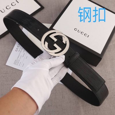 宽度4.0Cm Gucci 品牌标志性的原单双G标识经重新诠释后，以光彩夺目的金色调呈现在这款水波纹皮腰带上。