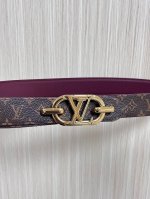 当季新款，腰带取材雍容牛皮革和 Monogram 帆布，便于随心切换两 式风尚。路易威登手写体标识化身为宽幅金属搭扣，于中央点亮视线 焦点，可为休闲和正式造型注