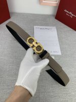 女款Ferragamo菲拉格慕，尺寸2.5Cm。标志性Gancini标志，牛皮材质皮带。造型百搭，四季适宜，彰显精致格调。该皮带可调节，根据需要裁量 达到修身效
