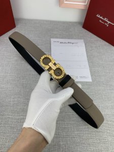 女款Ferragamo菲拉格慕，尺寸2.5Cm。标志性Gancini标志，牛皮材质皮带。造型百搭，四季适宜，彰显精致格调。该皮带可调节，根据需要裁量 达到修身效