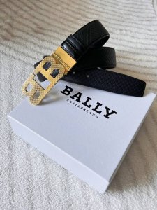 Ba～Lly 巴～利 这是一款男士双面用腰带，采用精湛的工艺，将一面编织纹理与一面进口光面皮完美结合，两面可随意搭配，一面是商务正装风格，另一面则是休闲潮流款式
