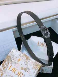 Dior 满钻搭扣迪家新款腰带 这款采用黑色光滑牛皮革精心制作，饰以金属覆层黄铜Cd腰带扣，款式经典，精心突显腰部曲线，彰显优雅气质，可搭配、牛仔裤或连衣裙.