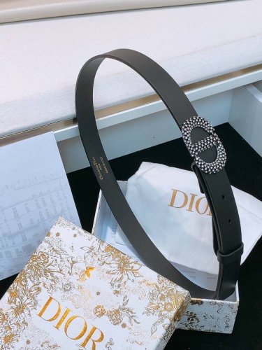 Dior 满钻搭扣迪家新款腰带 这款采用黑色光滑牛皮革精心制作，饰以金属覆层黄铜Cd腰带扣，款式经典，精心突显腰部曲线，彰显优雅气质，可搭配、牛仔裤或连衣裙.
