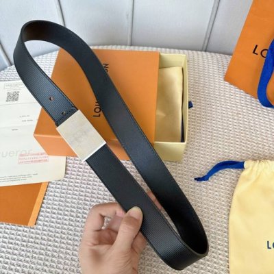 特 寬度：35Mm Lv S-Lock系列 宽度3.5Cm 精致的字母板搭扣 搭配品牌專用小牛皮压横纹标识 双面用