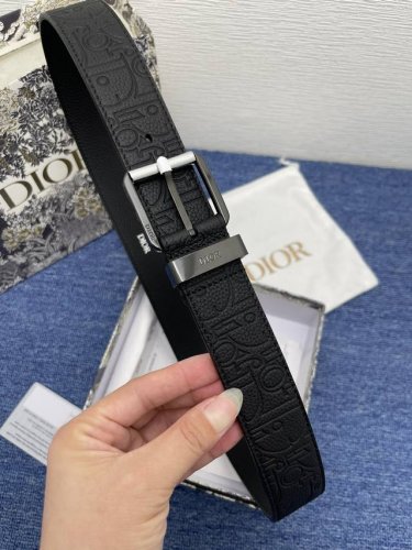特 这款 35 毫米双面腰带结合典雅气质与摩登风范。 一面采用黑色 Dior Gravity 印花效果皮革，以牛皮革融合压花工艺，演绎经典的 Oblique 印