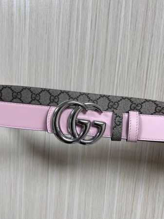 2025秋冬系列焕新演绎富有辨识度的Gg Marmont系列。这款双面窄版腰带采用Gg印花压纹皮革与皮革材质匠心打造，缀饰双G搭扣。 商品细节 一面为粉色Gg印 - 点击图像关闭