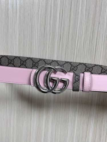2025秋冬系列焕新演绎富有辨识度的Gg Marmont系列。这款双面窄版腰带采用Gg印花压纹皮革与皮革材质匠心打造，缀饰双G搭扣。 商品细节 一面为粉色Gg印
