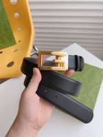 Gucci 黑棕两色双面小牛皮腰带。配饰继续引领Gucci全新系列的潮流，以独具匠心的丰富细节和实用功能演绎出众品质。经典的方形G搭扣元素令整款腰带更添魅力。皮