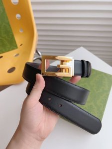 Gucci 黑棕两色双面小牛皮腰带。配饰继续引领Gucci全新系列的潮流，以独具匠心的丰富细节和实用功能演绎出众品质。经典的方形G搭扣元素令整款腰带更添魅力。皮